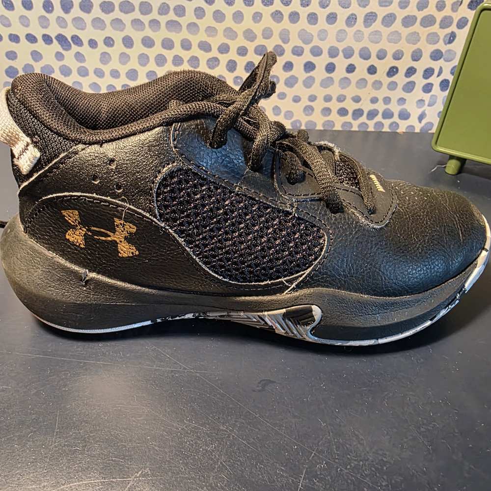Under Armour Kids Black and Gold Sneakers - Little Boys Size 1